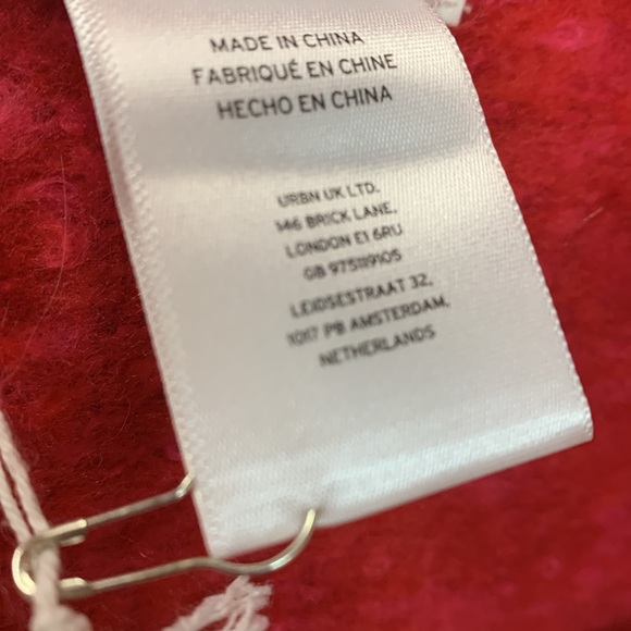 Anthropologie red/ pink reversible fringe soft scarf  new with tags - Picture 4 of 6